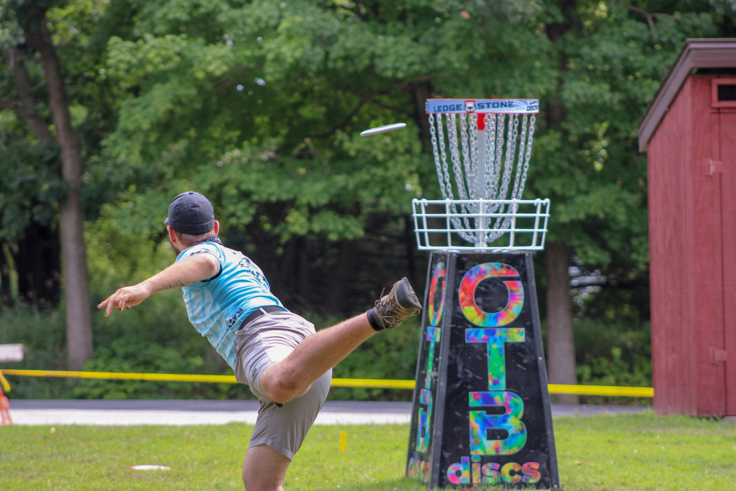 playing disc golf